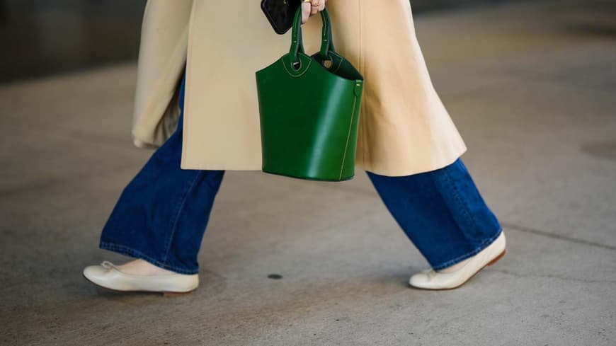 Frau trägt Ballerinas und eine grüne Tasche