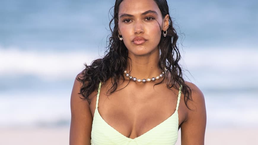 Model im grünen Badeanzug
