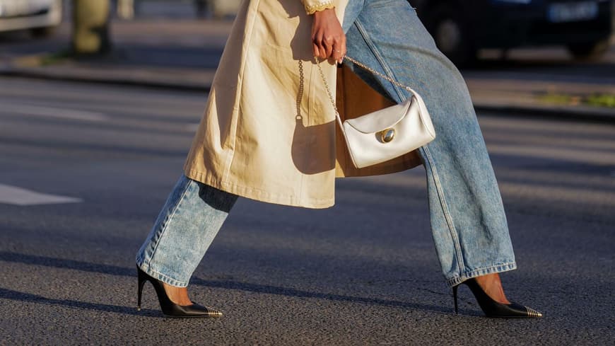Frau mit weit geschnittener Jeans