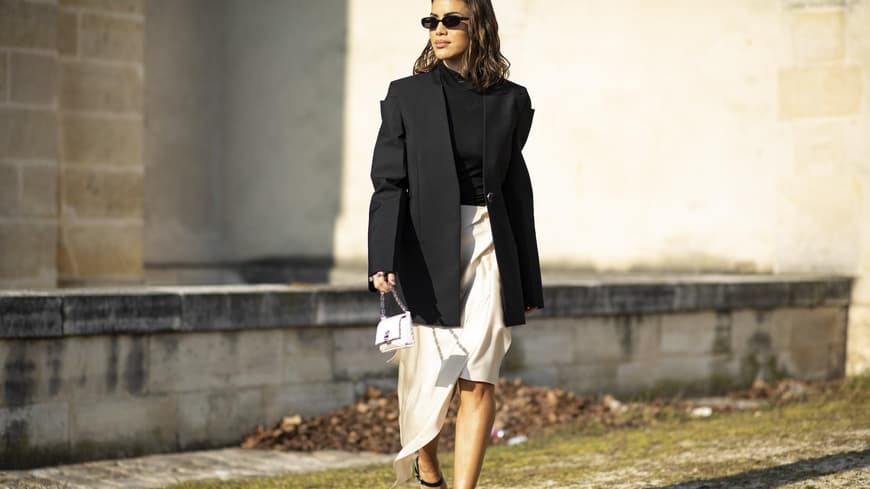 Frau trägt schwarzen Blazer