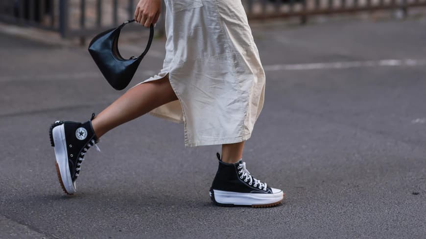 Frau mit Sneakern von Converse