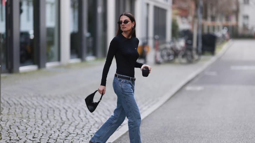 Anna Winter trägt schwarzes Oberteil Jeans und Adidas Sneaker Streetstyle