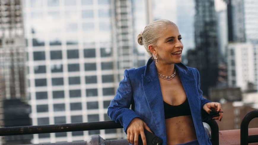 Caro Daur im blauen Zweiteiler 