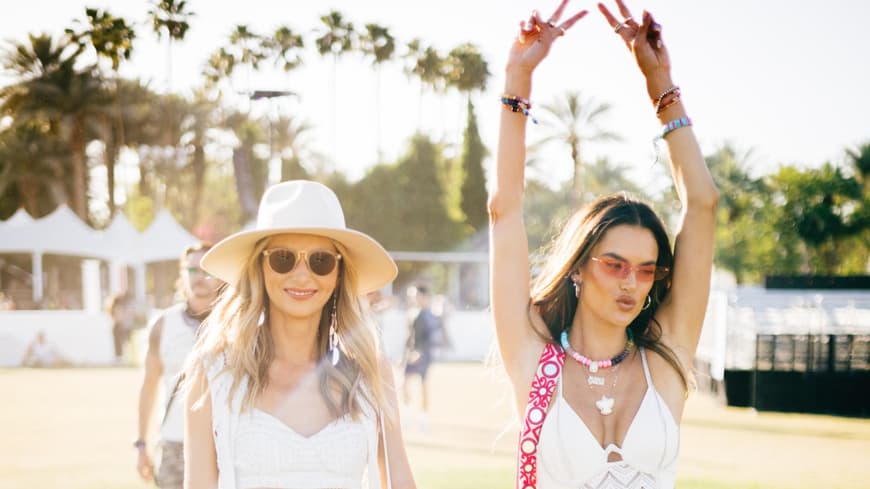 Zwei Frauen in stylischen Outfits fürs Coachella