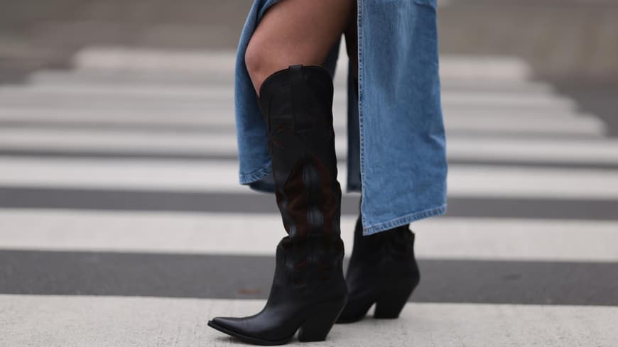 Cowboystiefel kombinieren: Eine Frau trägt Cowboystiefel zum Jeansrock