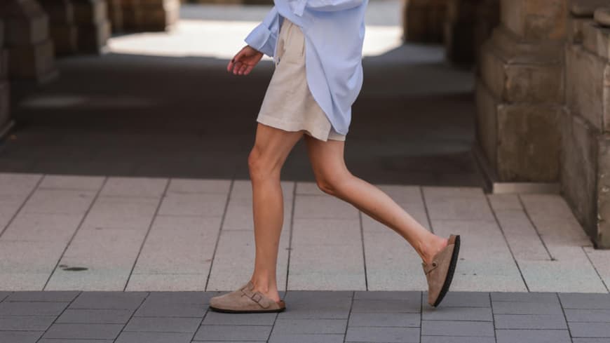 Elise Seitz trägt Birkenstock Boston mit Shorts und Hemd