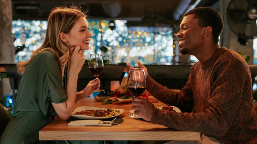 Erstes Date zwei Personen essen gehen