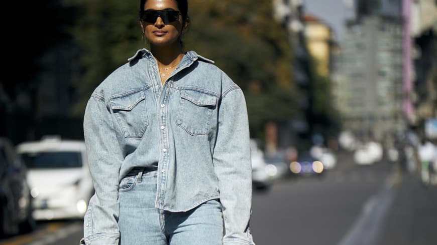 Frau im kompletten Denim-Look
