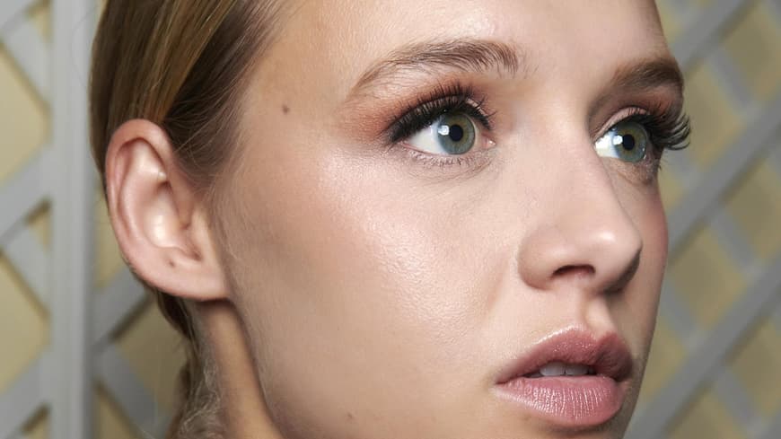 Model mit langen, geschwungenen Wimpern