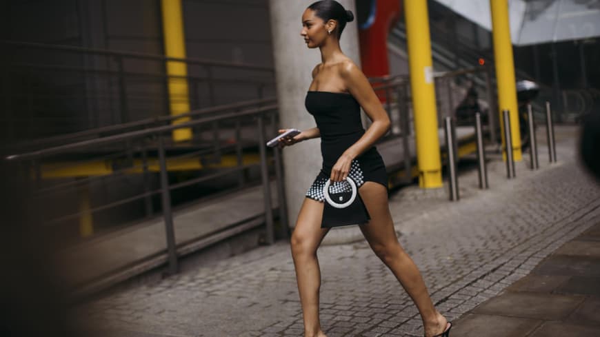 Frau trägt Bandeau Kleid schwarz