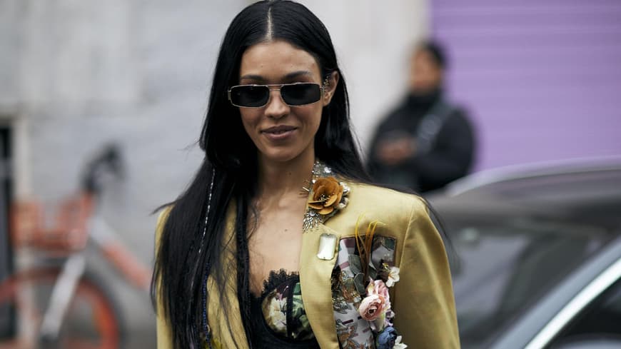 Frau trägt Body mit Blumenmuster Streetstyle