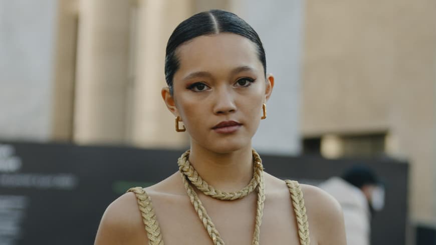 Frau trägt Sleek Hair und zweier Set Streetstyle