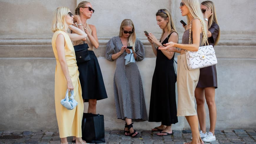 Sechs Frauen mit flachen Schuhen