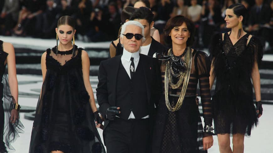 Karl Lagerfeld läuft zum Abschluss seine Chanel-Show auf dem Catwalk