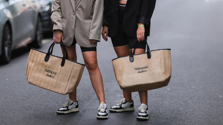 Katharina Bonmann und Friederike Bonmann tragen Taschen und Sneaker von Autry Streetstyle