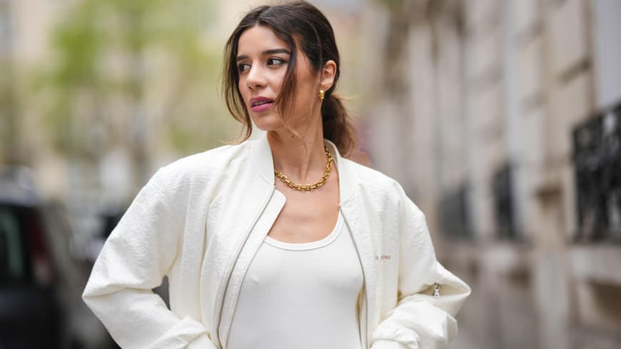 Ketevan Giorgadze trägt goldene Kette weißes Top und weiße Jacke