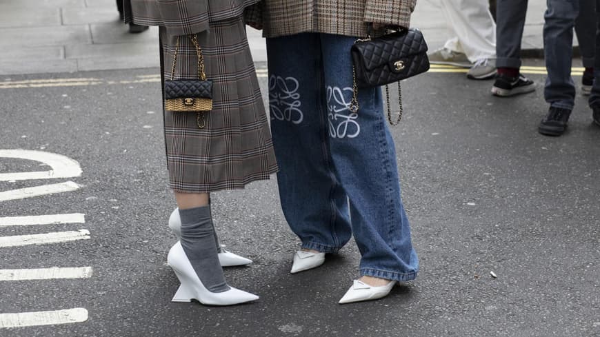 Zwei Frauen mit weißen Pumps