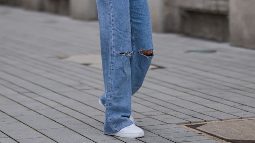 Blonde Frau in weißen Sneakern