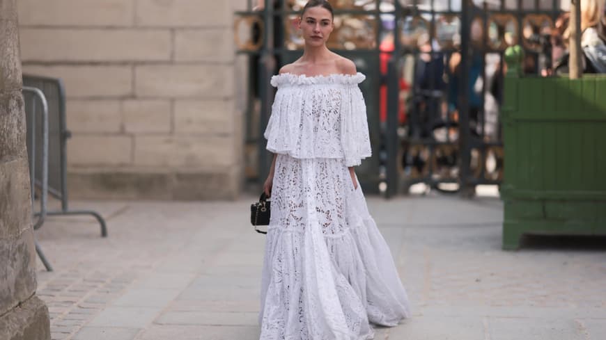 Sophia Roe trägt weißes Kleid mit Spitze Off Shoulder