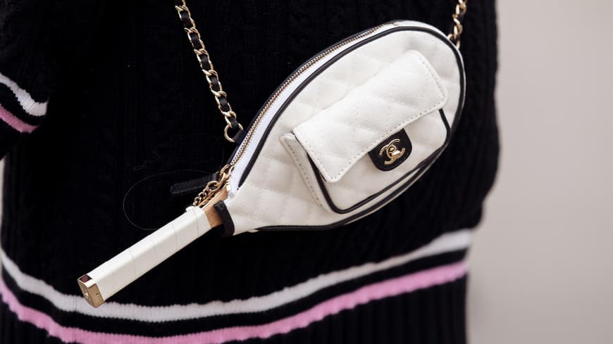 Frau mit Tasche in Tennisschlägerform