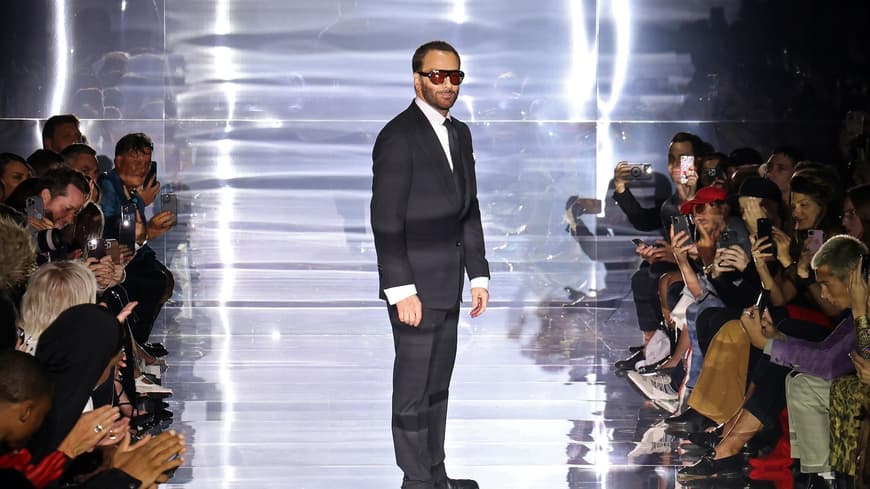 Tom Ford auf dem Laufsteg am Ende seiner Fashion Show 2023