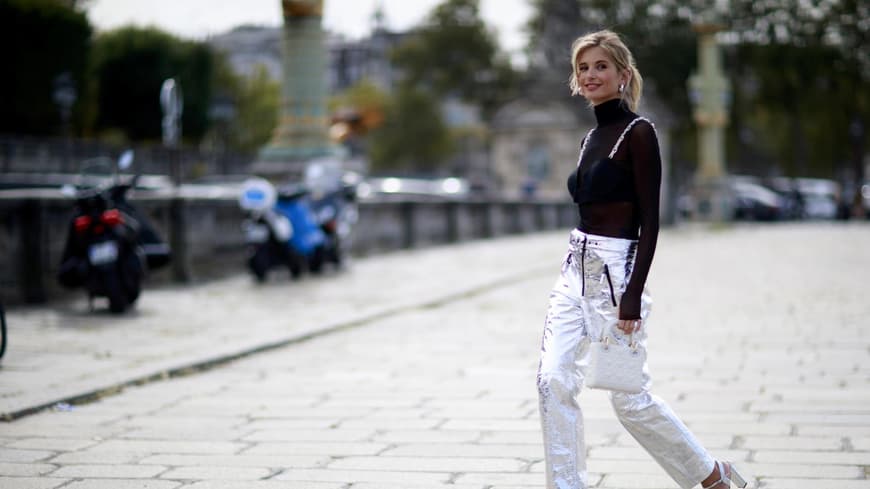 Xenia Adonts trägt eine silberne Hose mit schwarzen Oberteil