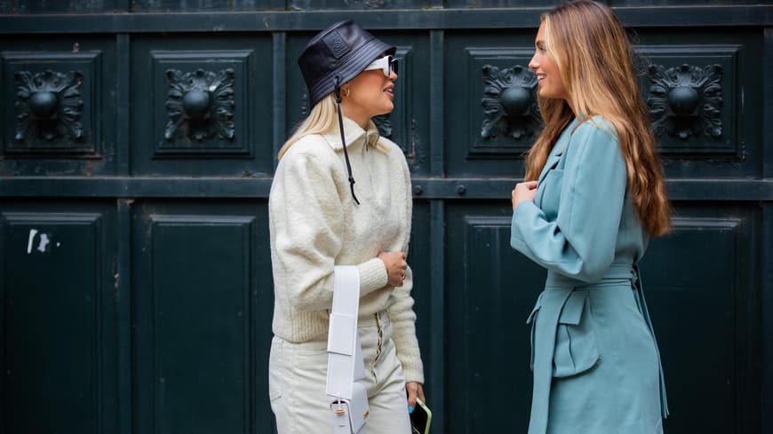 Zwei Frauen unterhalten sich auf der Fashion Week Paris