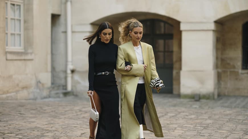 Zwei Frauen in hochwertigen Looks