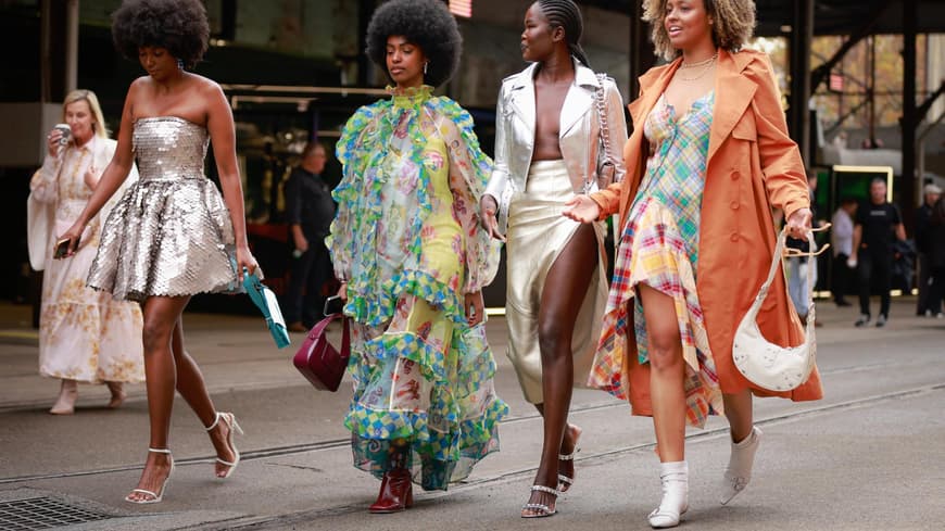 Vier Frauen in New York in bunten Kleidern