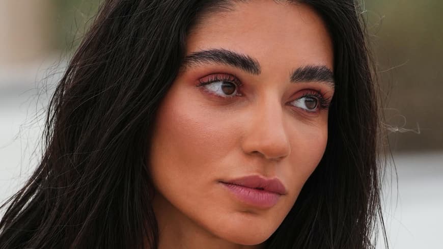 Beauty Shot Frau mit offenen Haaren Augenbrauen