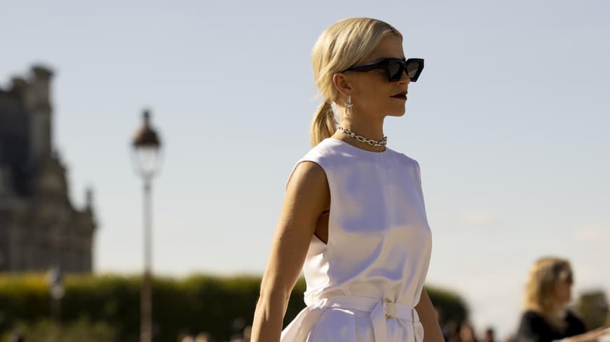 Caro Dauer im weißen Look und Sonnenbrille