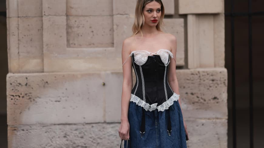 Frau in Corsage mit Spitze