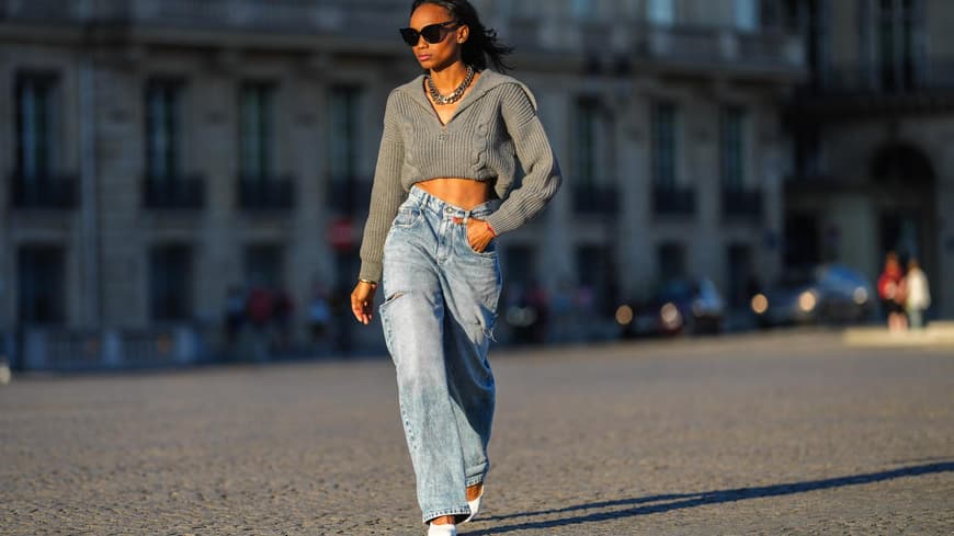 Frau trägt eine helle High Waist Jeans