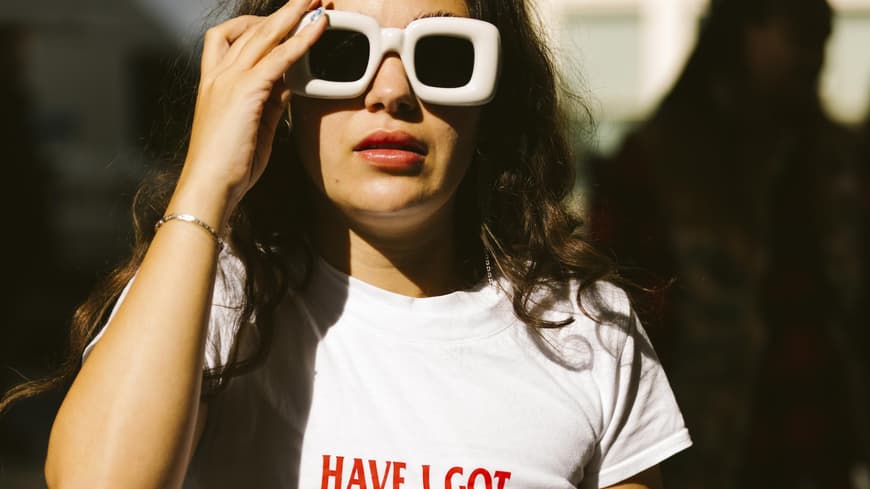 Frau mit Statement-T-Shirt