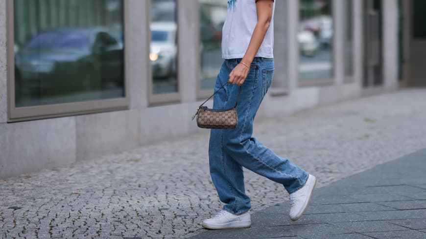 Frau in Jeans und weißen Sneaker 