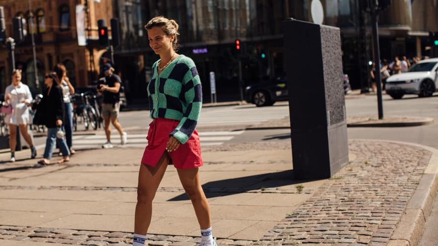 Frau mit sportlichen Sneakern 