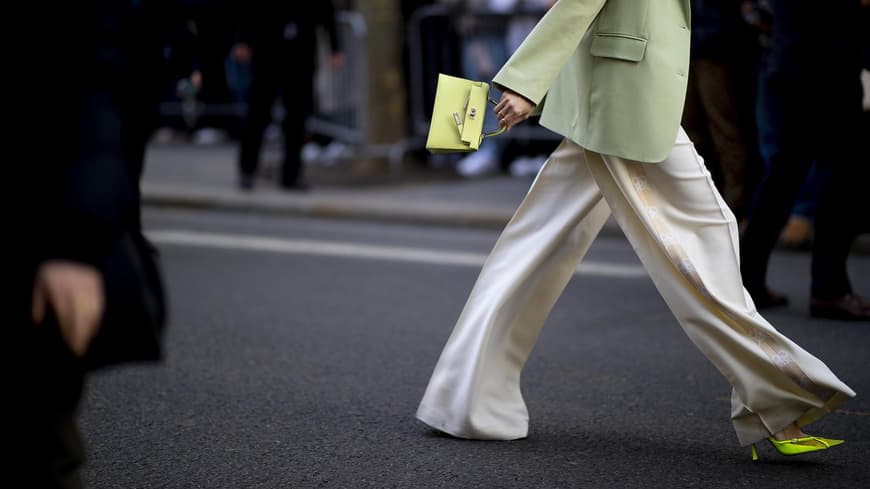 Frau in fließender Satin-Hose