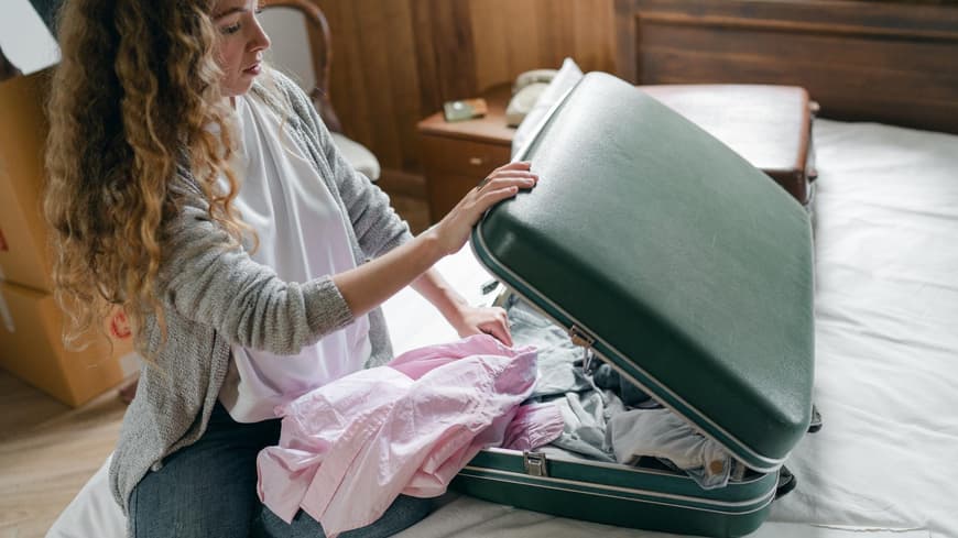 Frau packt Koffer
