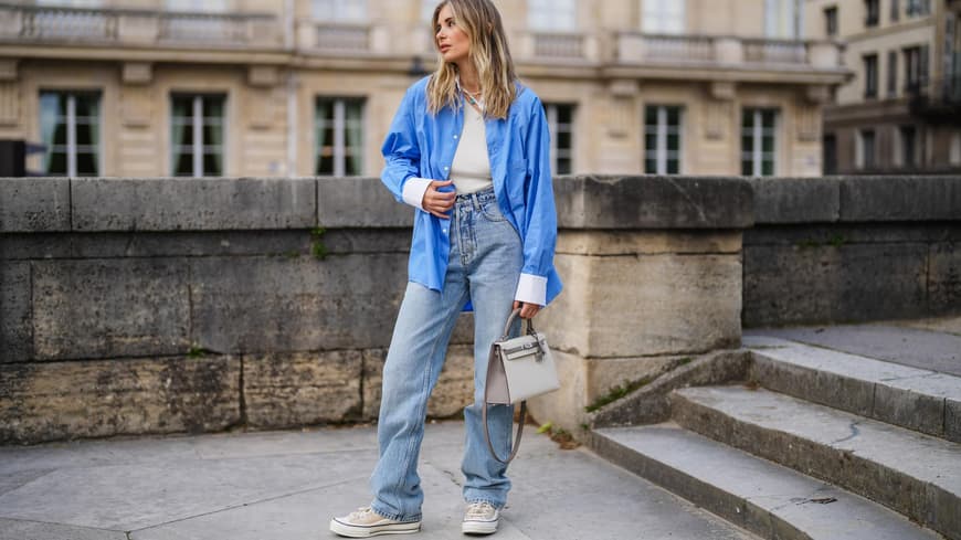 Frau trägt Sneaker und Jeans