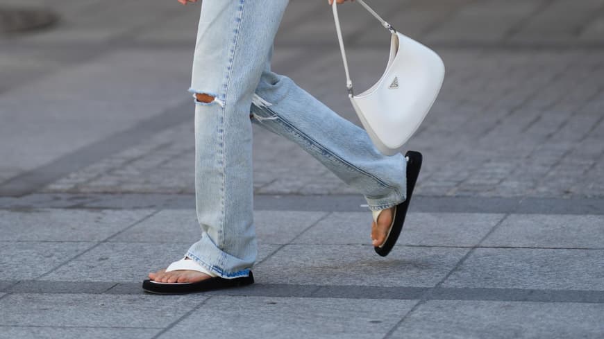 Frau trägt Jeans und Sandalen