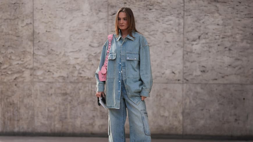 Frau im Denim-Look