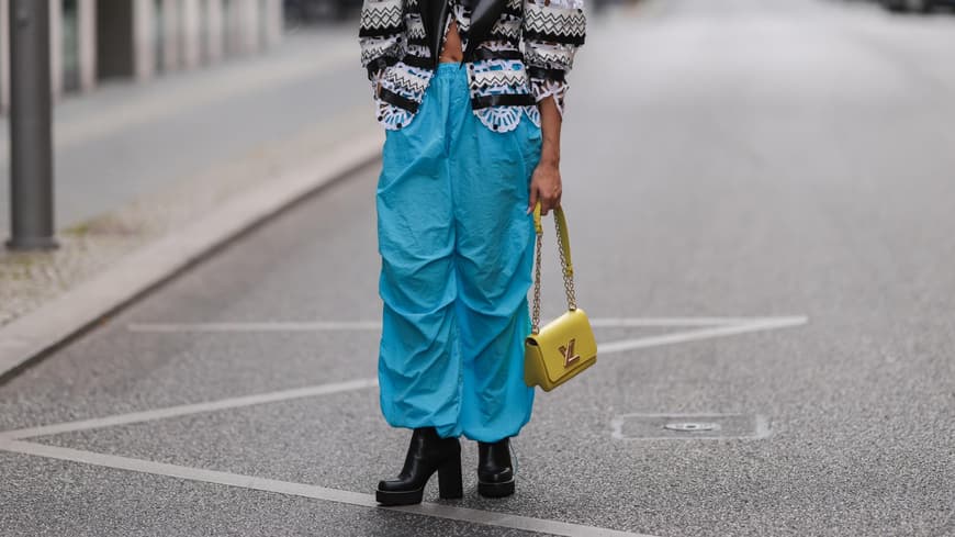 Frau mit blauer Hose