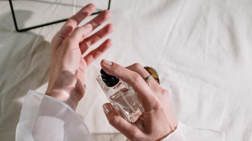 Parfum auf das Handgelenk sprühen