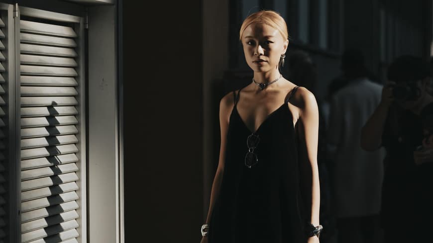 Streetstyle: Frau mit schwarzem Kleid