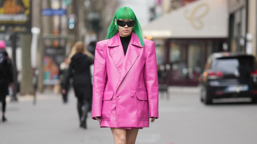 Person mit pinkem Blazer
