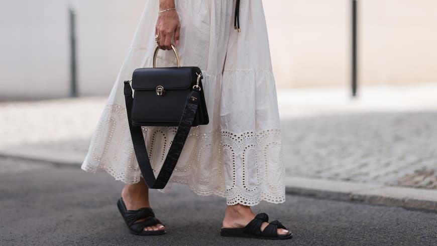 Frau mit schwarzer Handtasche