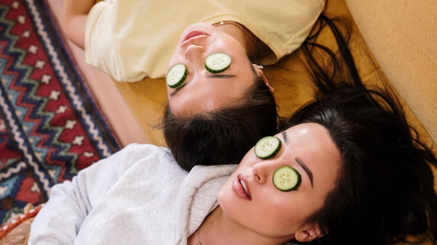 Frauen mit Gurken auf den Augen