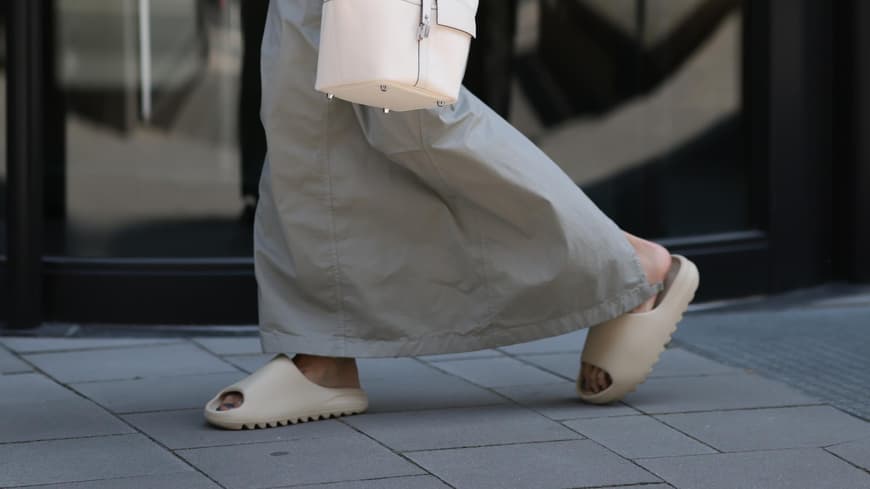 Beige Schlappen und Maxirock