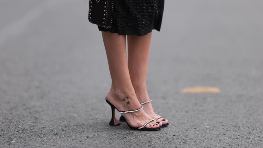 Schwarze Sandalen mit Absatz und silbernen Steinen