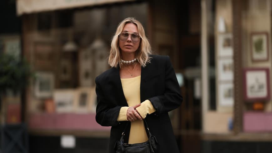 Frau trägt ein gelbes Kleid mit Blazer